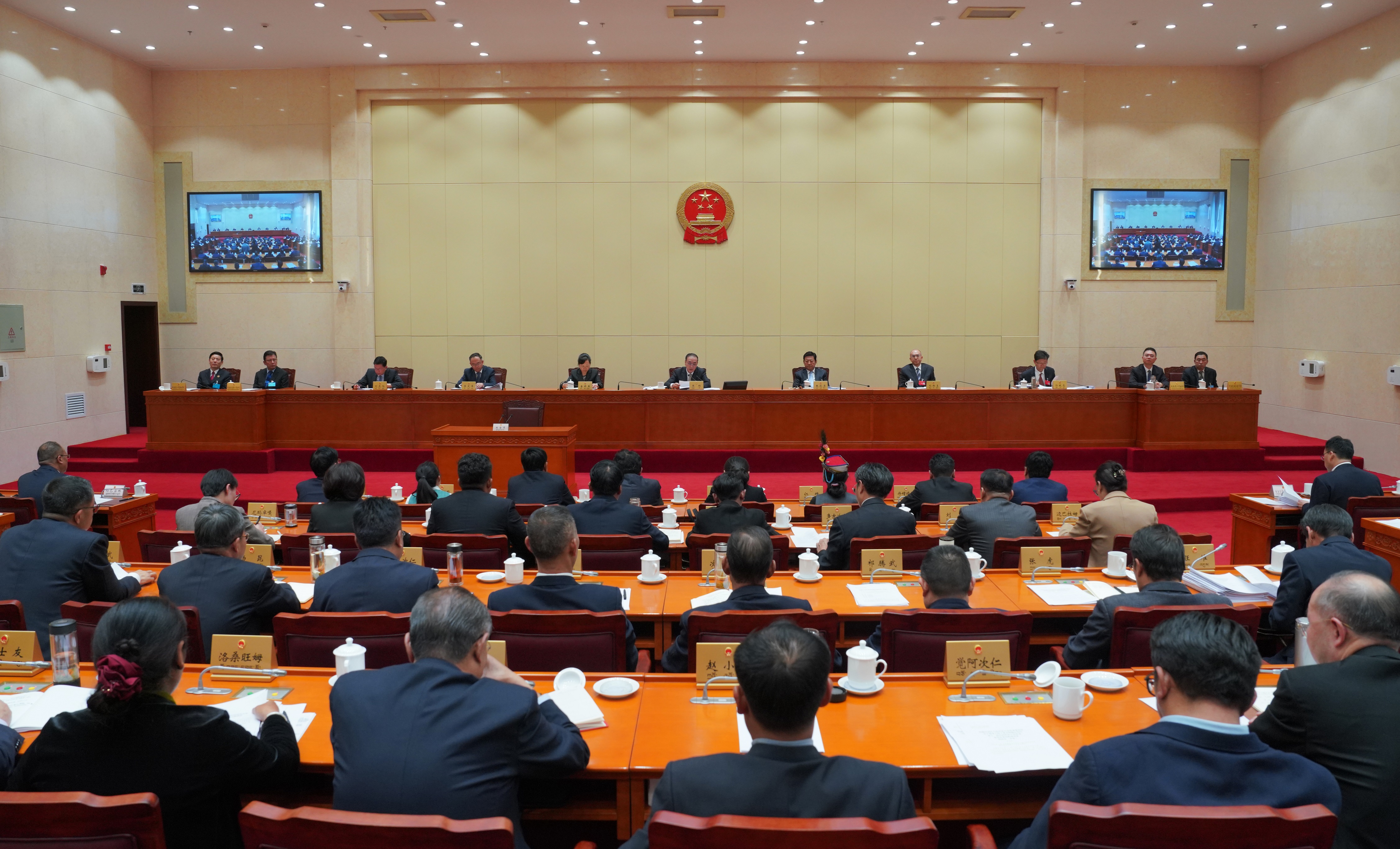  自治區十二屆人大常委會第十二次會議閉幕